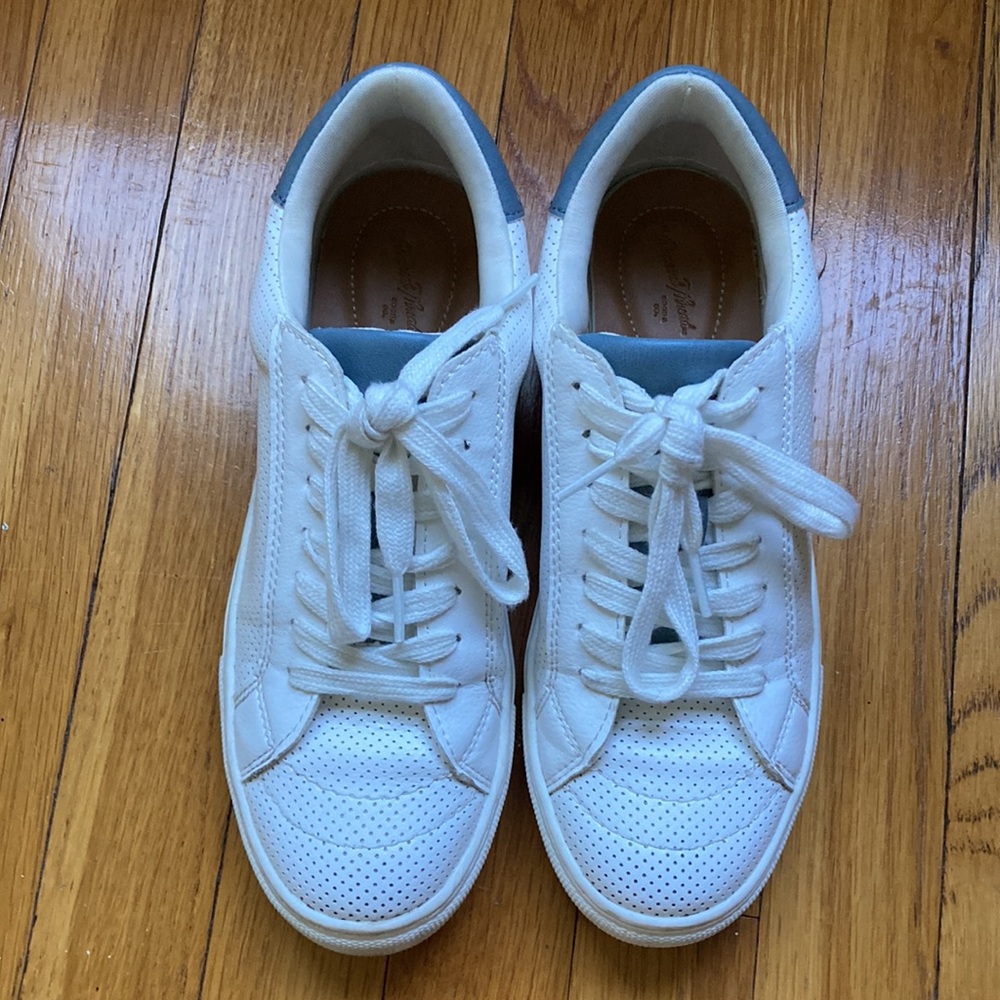 Universal Thread Britton Sneakers